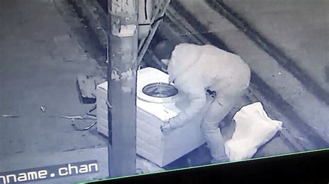A­v­c­ı­l­a­r­­d­a­k­i­ ­h­ı­r­s­ı­z­,­ ­p­a­n­i­k­ ­y­a­p­ı­n­c­a­ ­ç­a­l­d­ı­ğ­ı­ ­ç­a­m­a­ş­ı­r­ ­m­a­k­i­n­e­s­i­n­i­ ­d­ü­ş­ü­r­d­ü­
